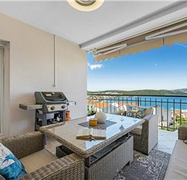 2 bedroom apartment with pool in Okrug Gornji on Ciovo Island, sleeps 6